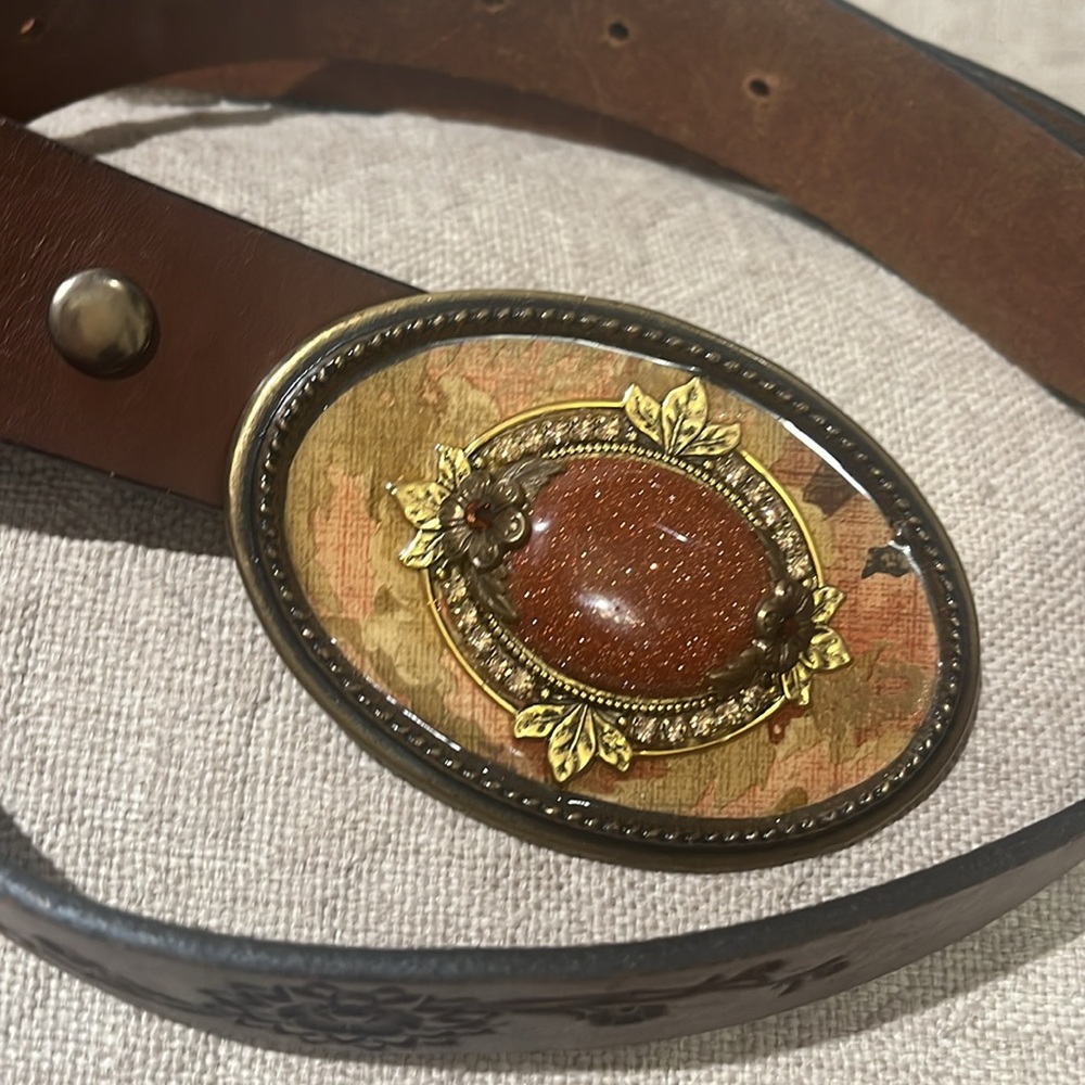 Filigree embossed brown Leather Belt with two interchangeable belt buckles - Picture 4 of 16